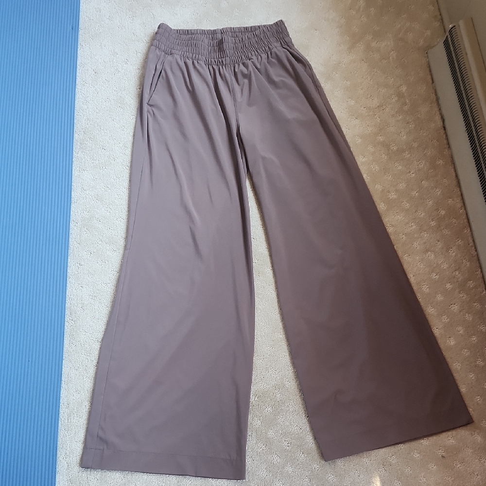 Vuori Women's Wide Leg Villa Pant in Taupe/ Brown - good condition